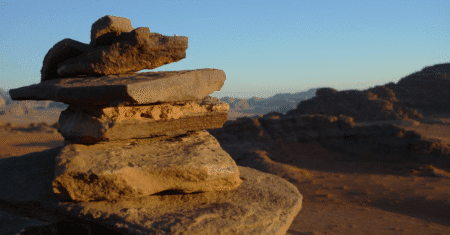 Por que essas pedras andam sozinhas no deserto