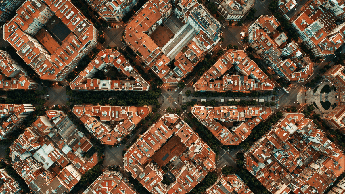 Vista aérea do bairro Eixample em Barcelona com quarteirões simétricos formando desenhos geométricos.