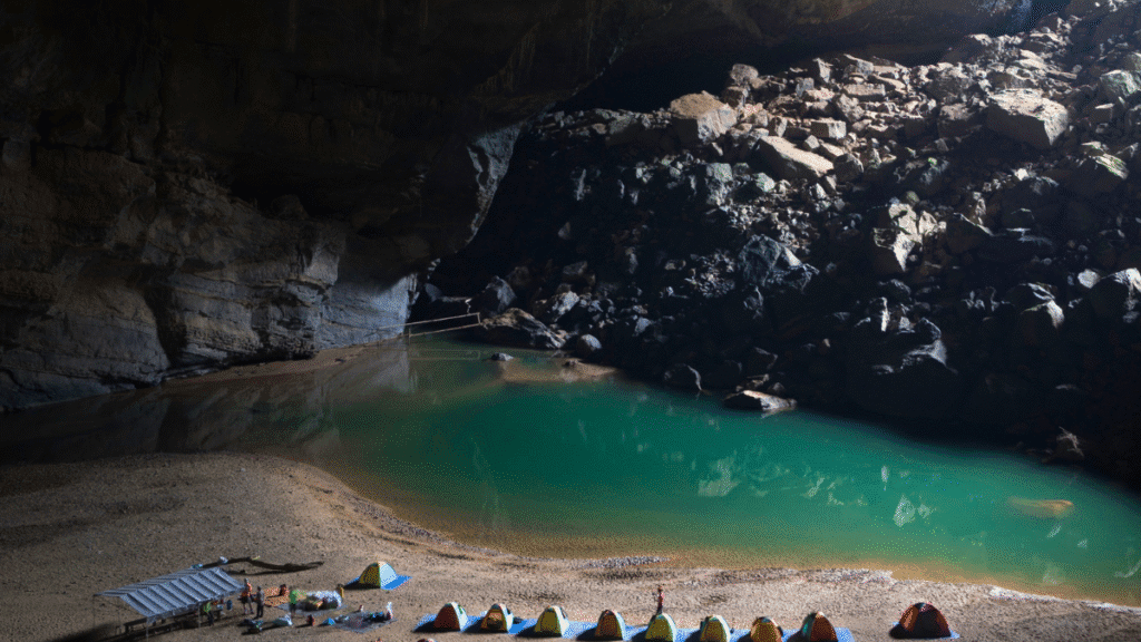 Acampamento às margens do rio subterrâneo da caverna Son Doong