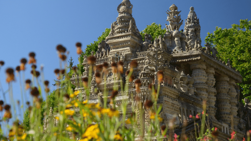 Fachada do castelo de Cheval com inscrições em francês e esculturas minuciosas.