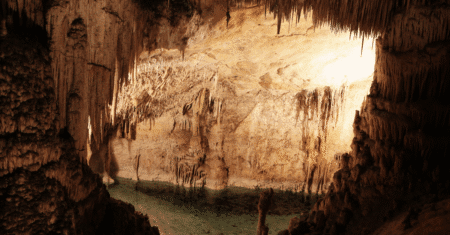 Dentro desta caverna existe um mundo à parte — literalmente