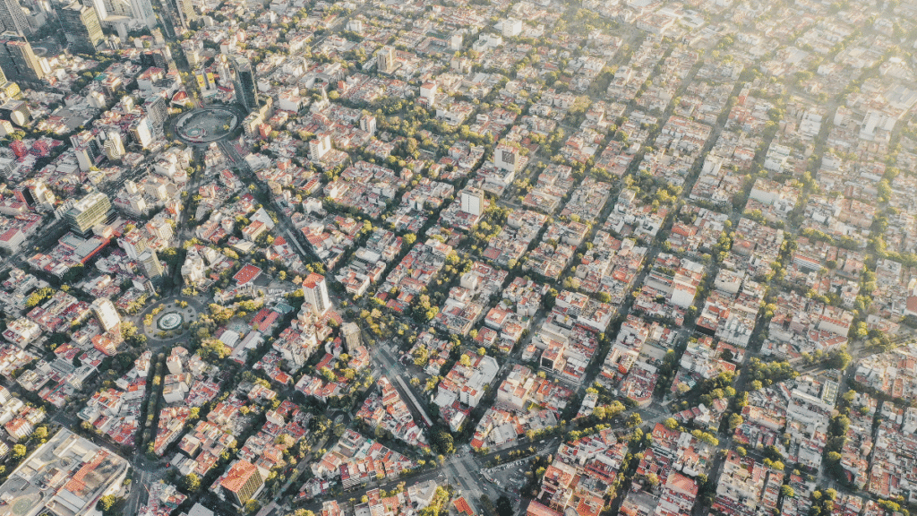 Cidade do México vista de cima com ruas alinhadas, rotatórias concêntricas e zonas verdes entre os prédios.