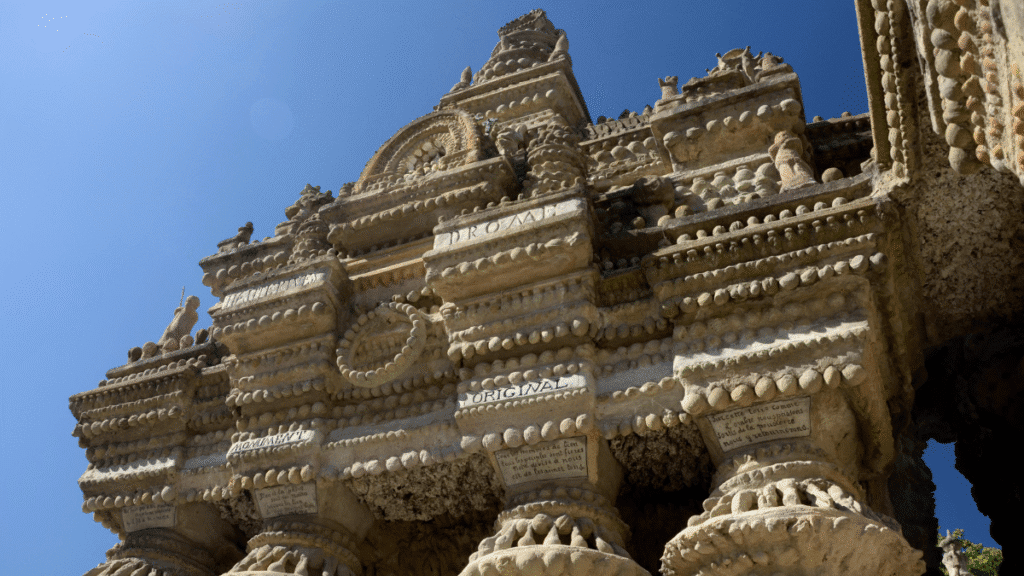 Torres ornamentadas e colunas do castelo construído por Ferdinand Cheval.