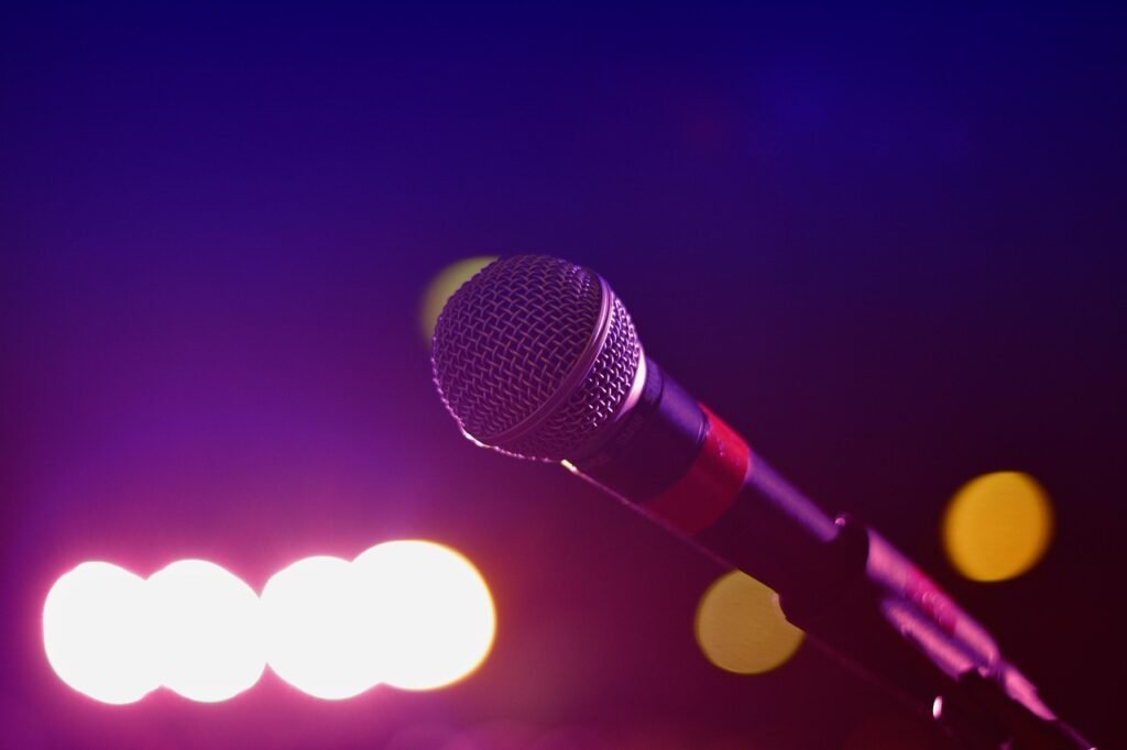Microfone com iluminação artística em evento cultural
