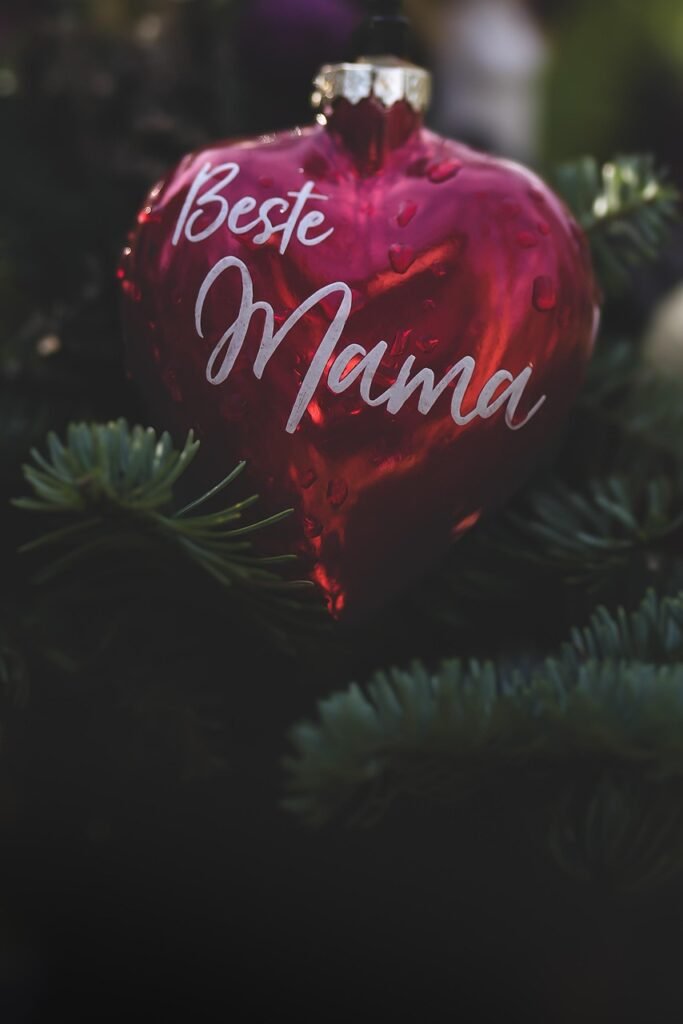 Coração vermelho com a frase Beste Mama pendurado em árvore