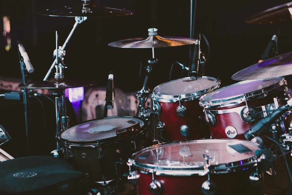 Close em bateria montada no palco antes de show de rock