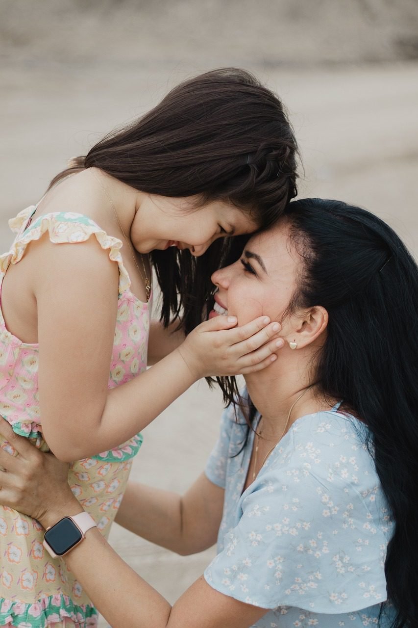 Mãe e filha trocando carinho no Dia das Mães
