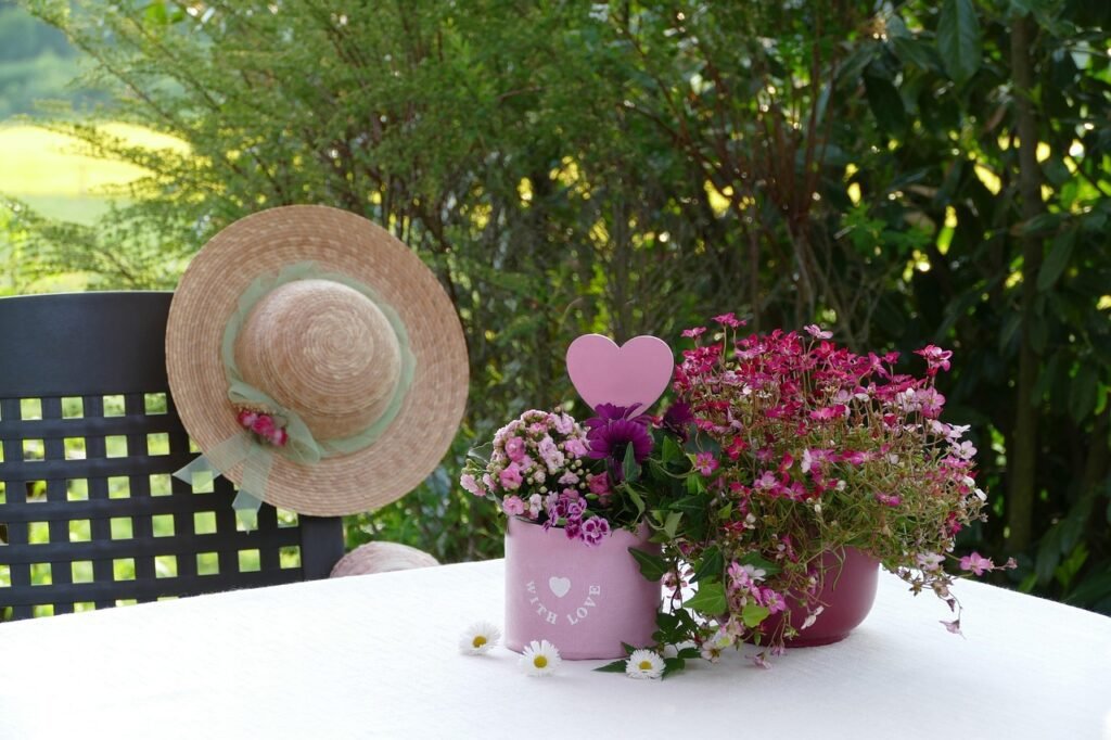 Flores em vaso com coração rosa decorando o Dia das Mães
