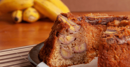 Bolo de banana sem açúcar e sem farinha: o doce saudável que conquistou 2025