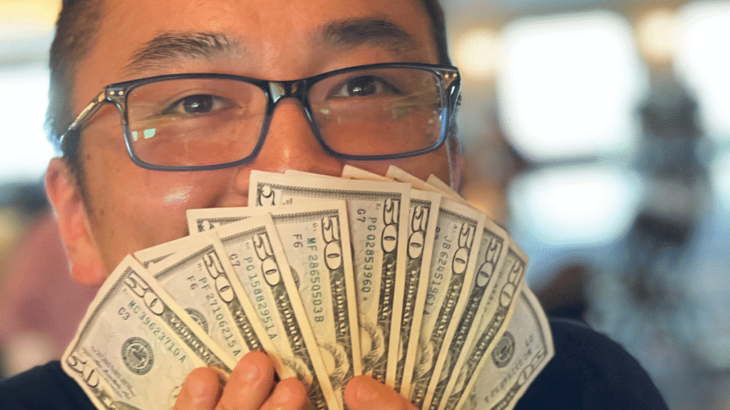 O sorriso de quem quase ignorou a sorte: Joe Chlopek comemora o prêmio de US$ 1 milhão que por pouco não foi deixado de lado. A desconfiança virou festa.