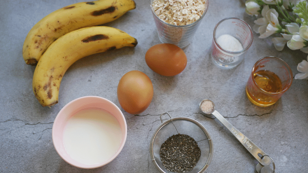 Ingredientes para bolo de banana dispostos na mesa