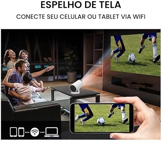 Família se diverte assistindo futebol com um mini projetor portátil conectado ao celular via Wi-Fi, projetando diretamente na parede da sala com alta qualidade de imagem e espelhamento de tela.
