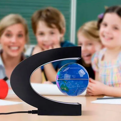 Globo terrestre flutuante magnético em sala de aula com crianças curiosas ao fundo, ideal para despertar o interesse por ciência e geografia.