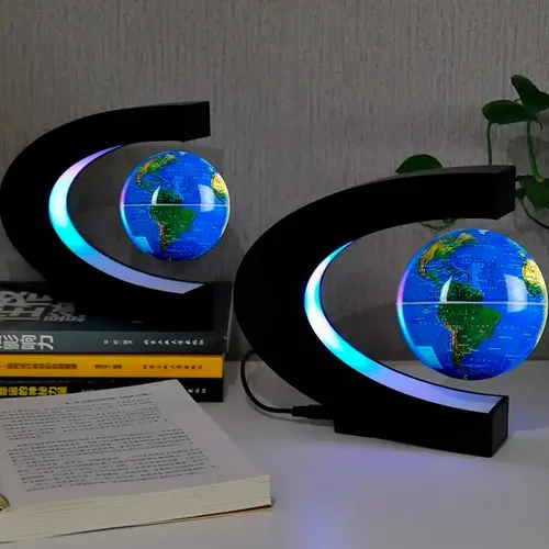 Dois globos terrestres flutuantes decorativos iluminados em LED, sobre uma mesa com livros, ideal para ambientes modernos e criativos.