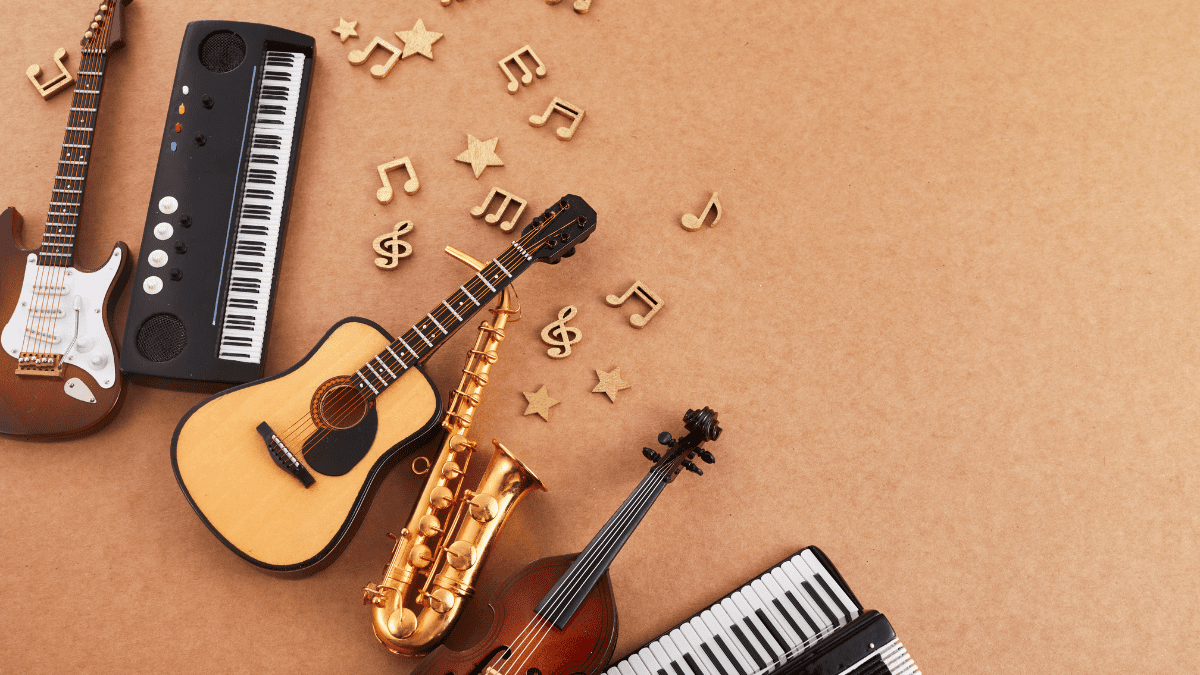 Vários instrumentos musicais em fundo marrom claro, incluindo guitarra, teclado, violão, saxofone, violino e acordeon, com notas musicais decorativas.