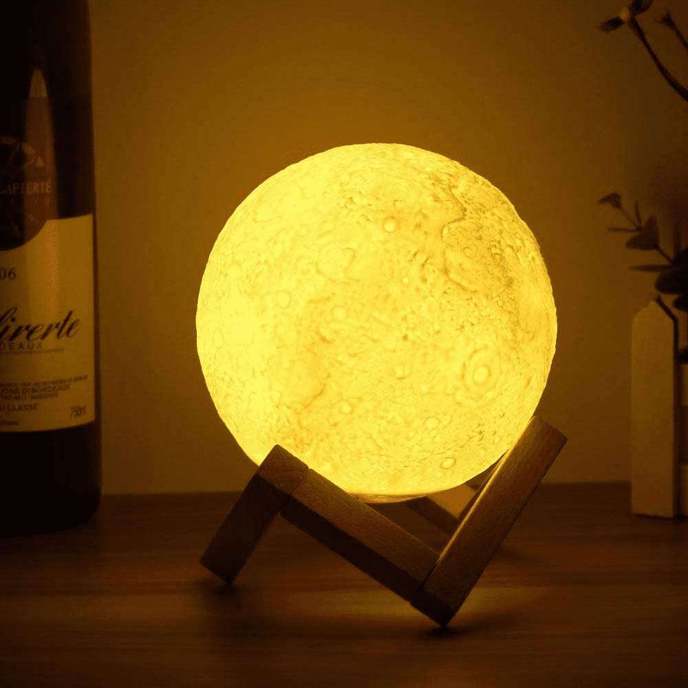 Parece mágica, mas é real: essa luminária lunar dá a sensação de segurar a própria lua nas mãos